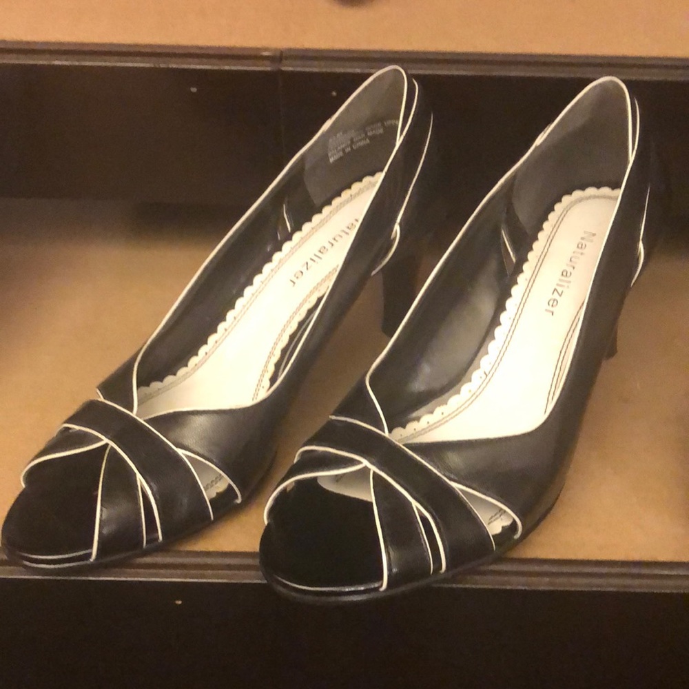 Black comfy pumps